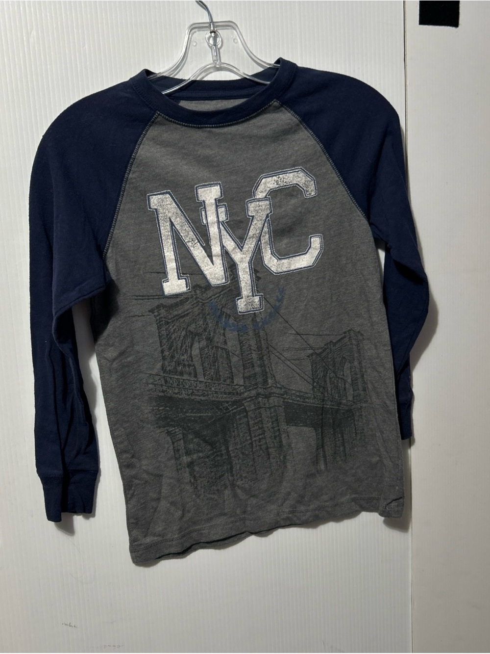urban pipeline NYC Raglan Tee - Gray & Navy